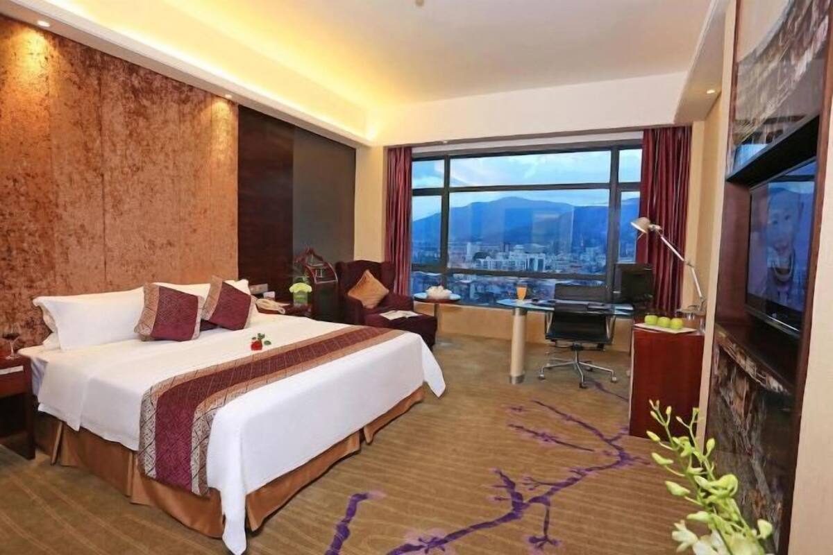 Hypo-allergenic bedding, minibar, in-room safe, desk