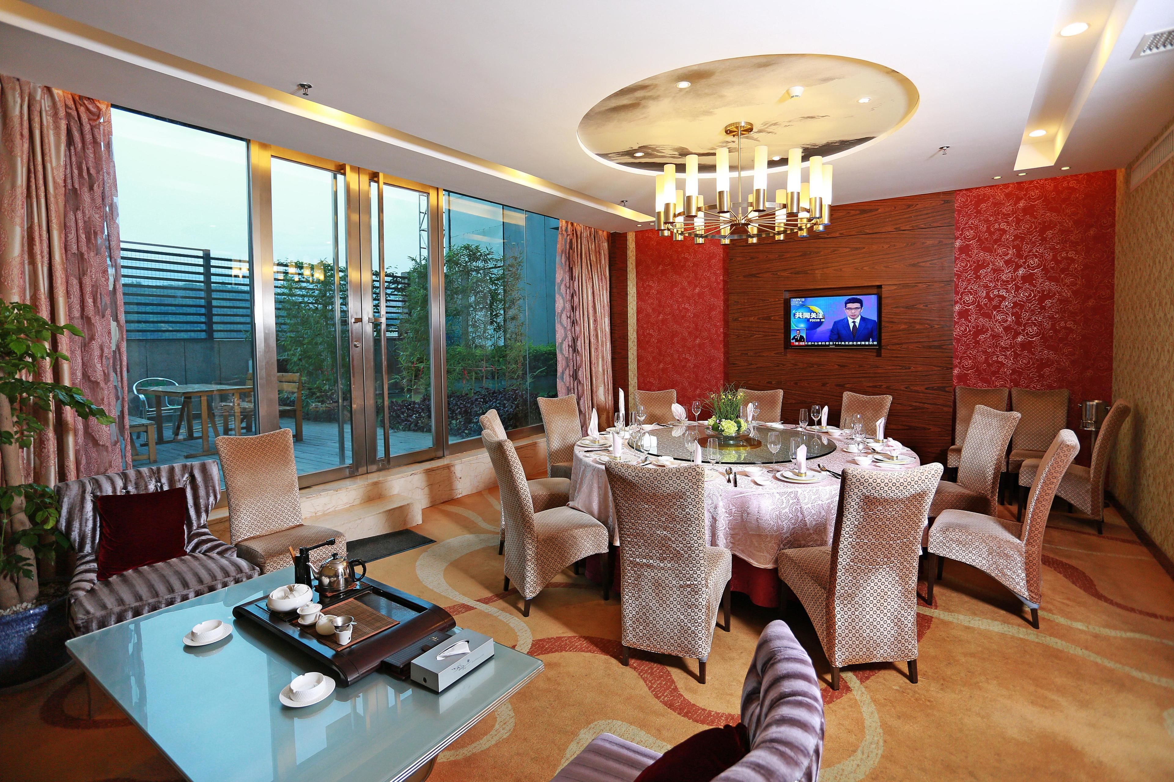 2 か所のレストラン、朝食、ランチ、ディナーに営業 (中華料理)