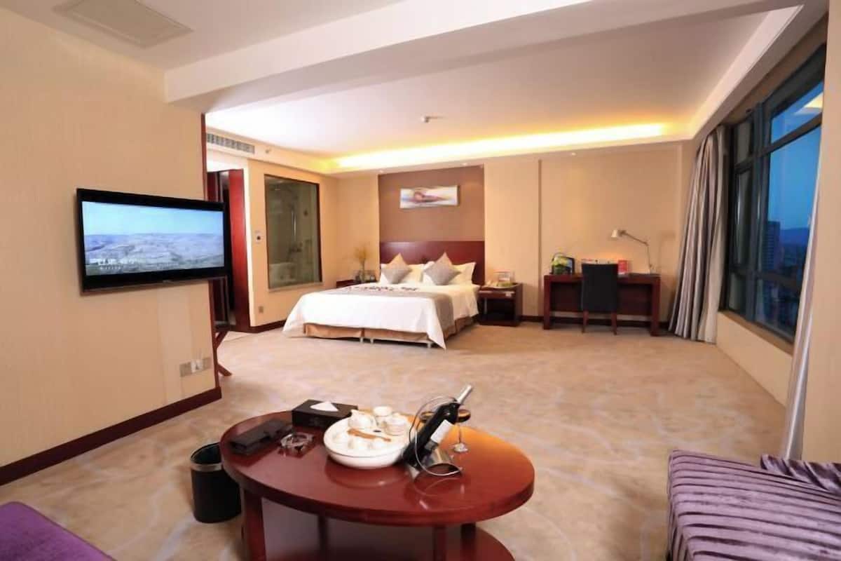 1 bedroom, hypo-allergenic bedding, minibar, in-room safe