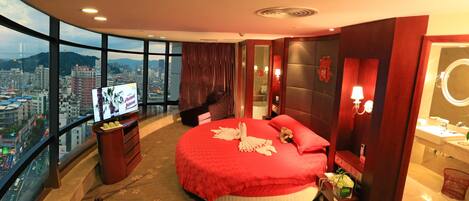 Suite, 1 King-Bett, Stadtblick | Allergikerbettwaren, Minibar, Zimmersafe, Schreibtisch