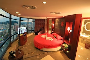 Suite, 1 King Bed, City View | Hypo-allergenic bedding, minibar, in-room safe, desk - Ramada Longyan (Longyan)