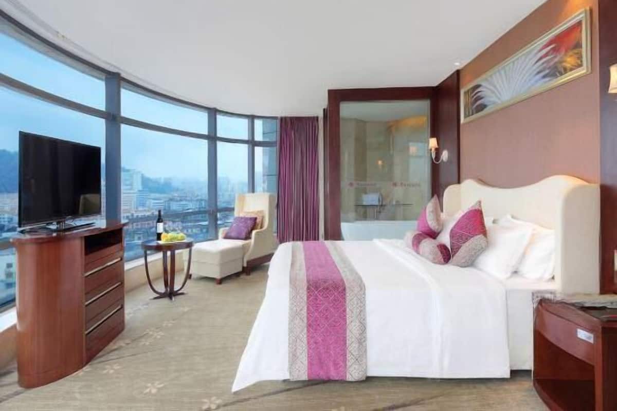 Hypo-allergenic bedding, minibar, in-room safe, desk