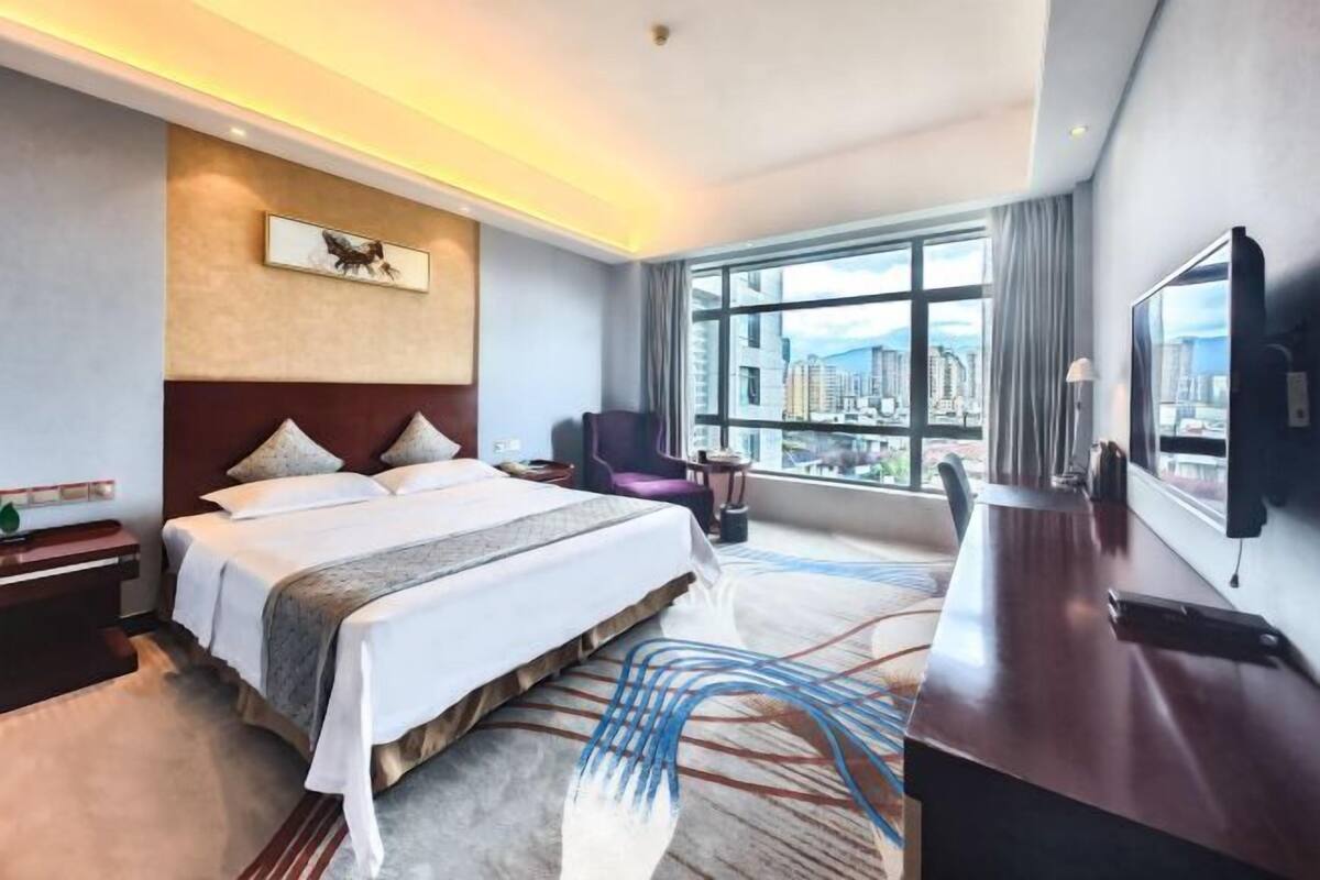 Hypo-allergenic bedding, minibar, in-room safe, desk