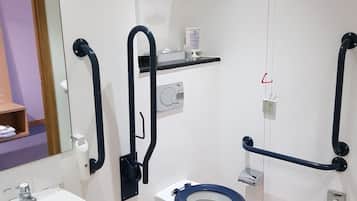 Habitación, 2 camas individuales, accesible para personas con discapacidad | Baño | Ducha, artículos de higiene personal gratuitos y secador de pelo
