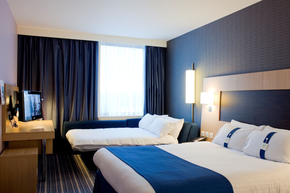 Standard Room, 1 Double Bed with Sofa bed | In-room safe, desk, soundproofing, iron/ironing board