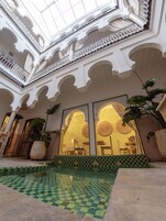 Una piscina techada, sillones reclinables de piscina