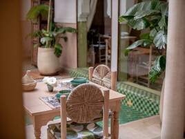 Se sirven desayunos, almuerzos y cenas; cocina marroquí