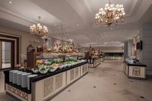 2 間餐廳；供應早餐和晚餐