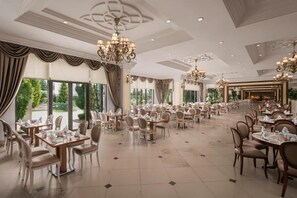 2 restaurantes; se sirven desayunos y cenas