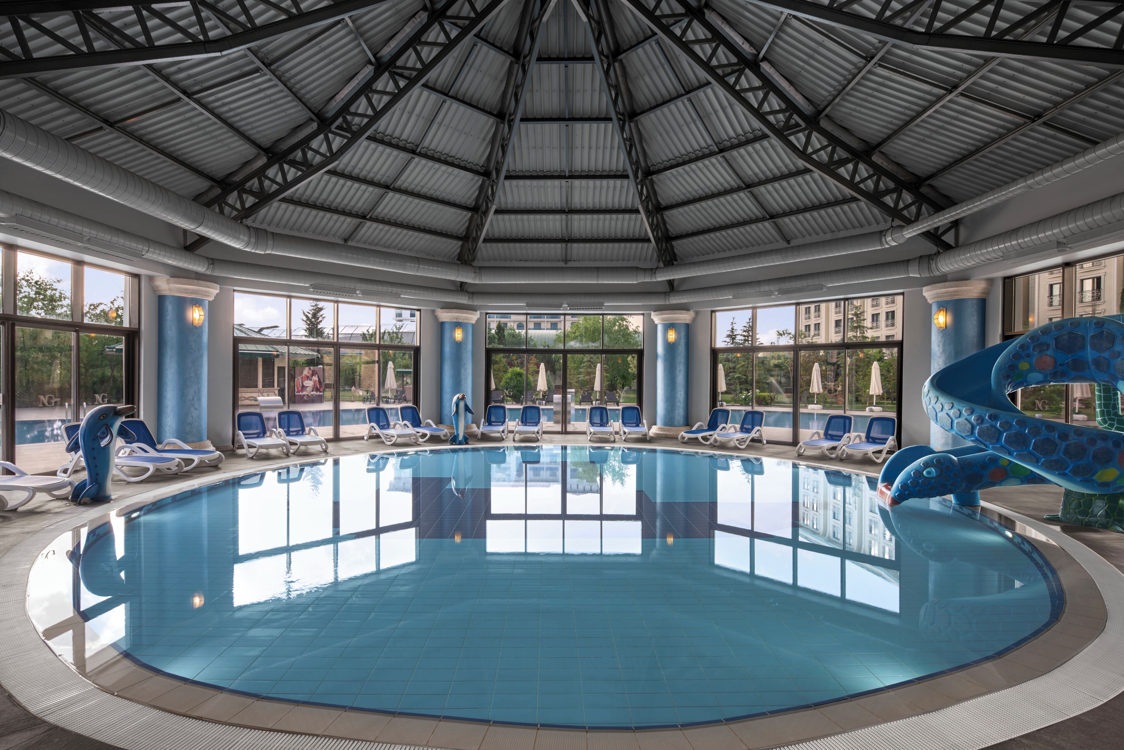 13 Innenpools, 3 Außenpools, Sonnenschirme, Liegestühle