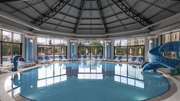 13 Innenpools, 3 Außenpools, Sonnenschirme, Liegestühle