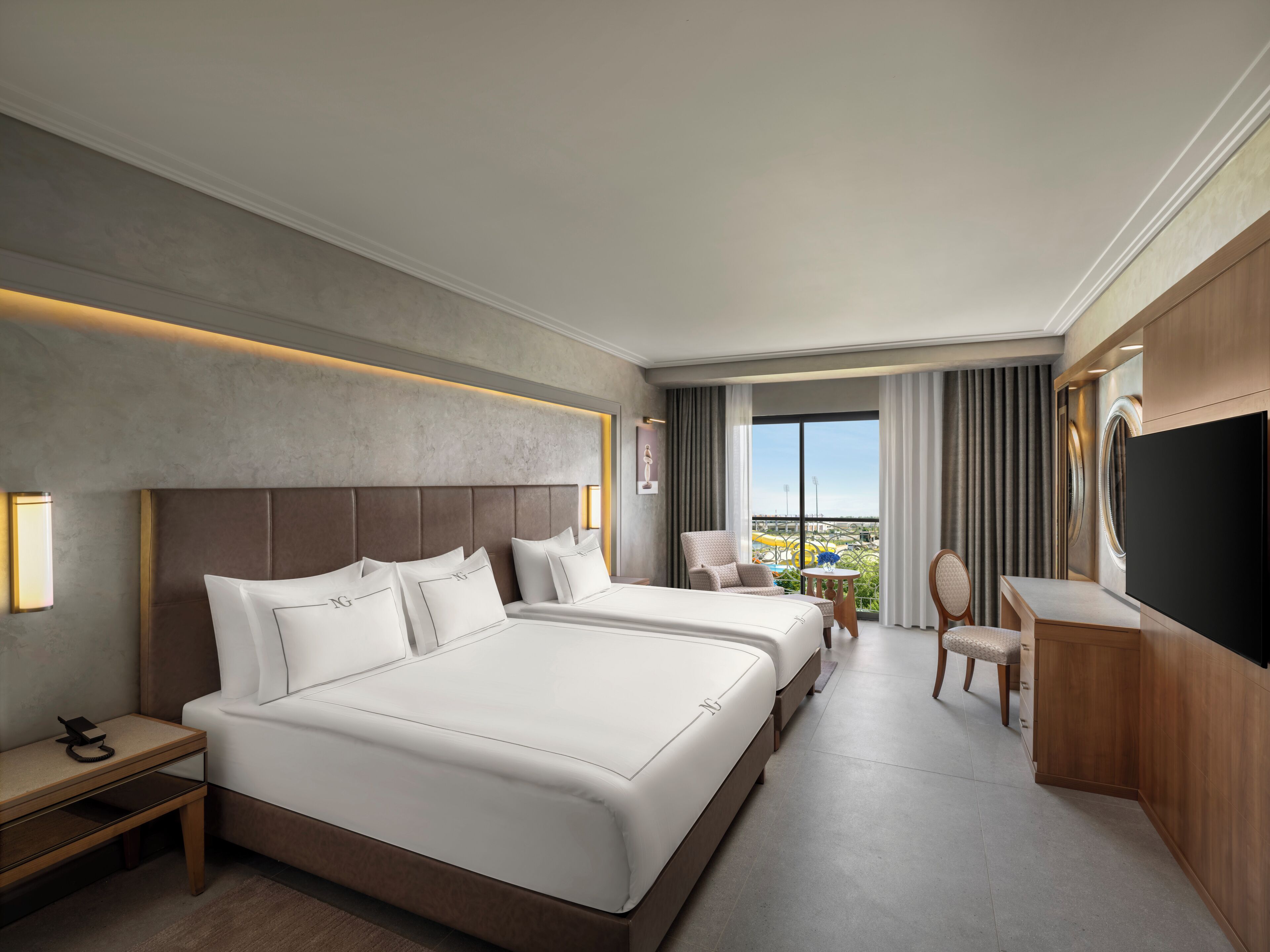 Deluxe Room | Minibar, in-room safe, desk, blackout drapes