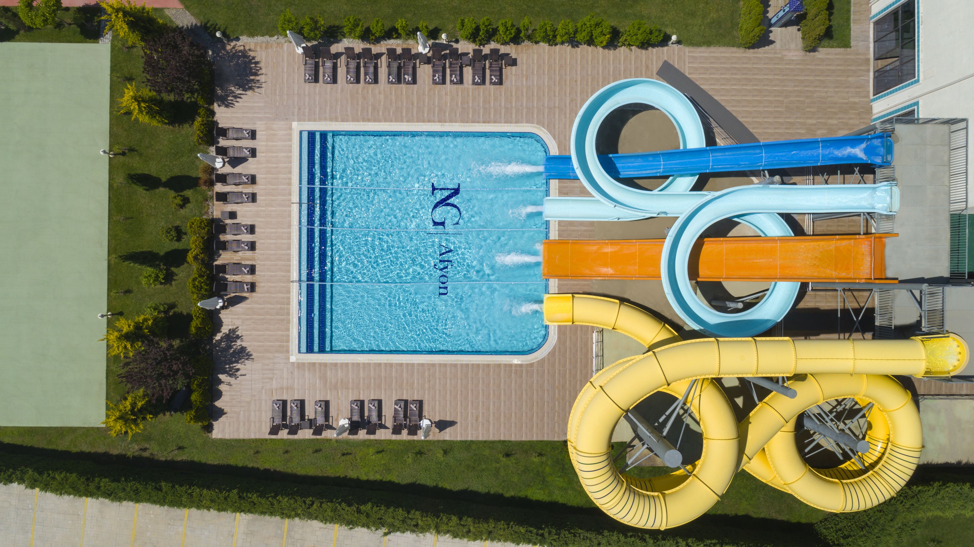 13 Innenpools, 3 Außenpools, Sonnenschirme, Liegestühle