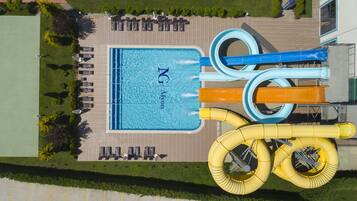 13 Innenpools, 3 Außenpools, Sonnenschirme, Liegestühle