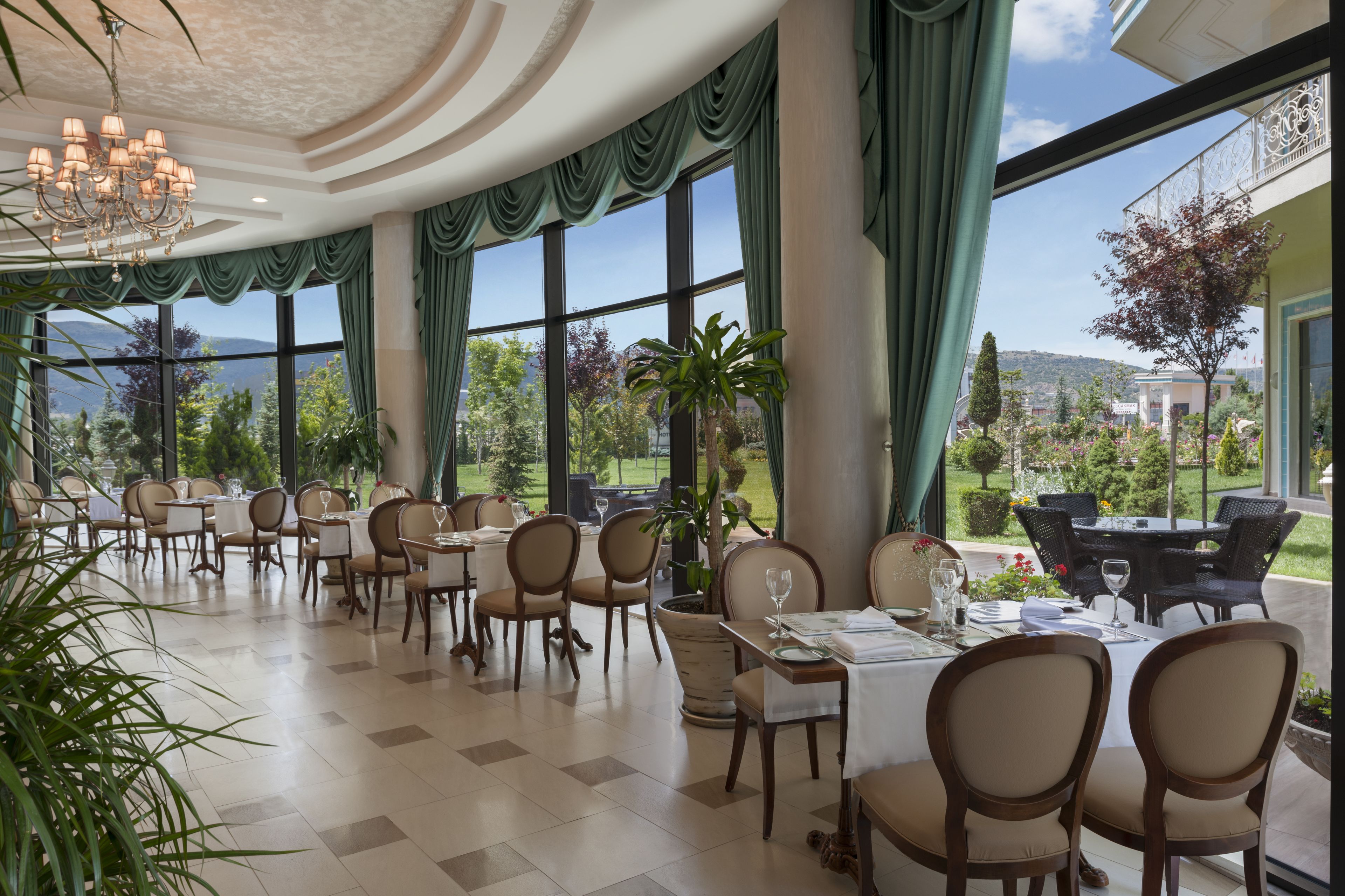 2 restaurants, breakfast, dinner served; international cuisine