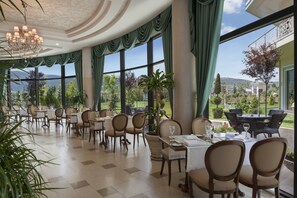 2 restaurants, breakfast, dinner served; international cuisine 