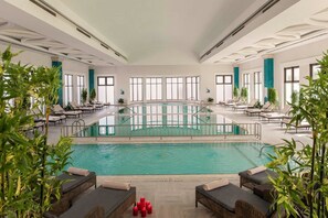 13 piscinas cubiertas, 3 piscinas al aire libre, sombrillas, tumbonas