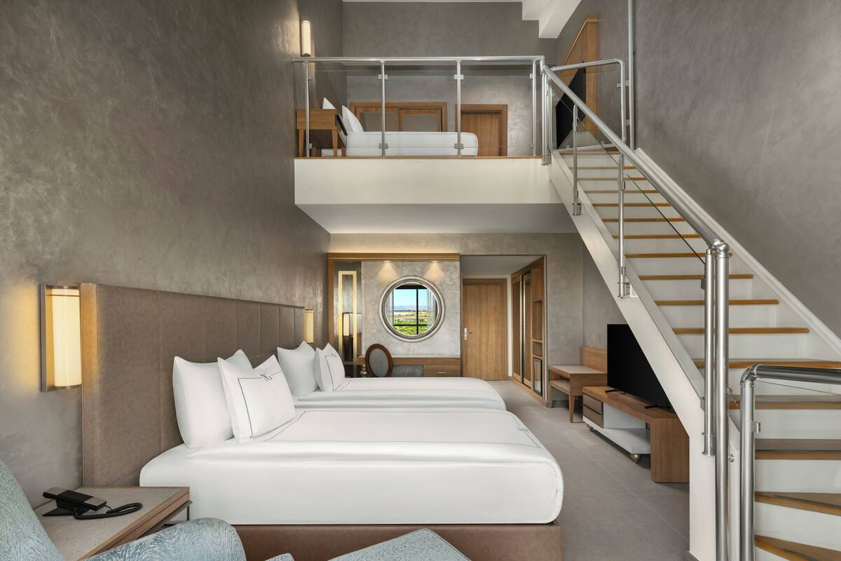 Dublex Family Room | Minibar, caja de seguridad en la habitación y escritorio
