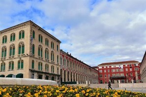 A historic building with arched windows and a red facade. - Bellevue (Split)