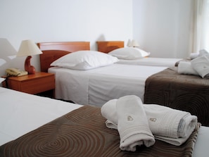 A hotel room with two beds, a nightstand with a lamp, and a telephone. - Bellevue (Split)