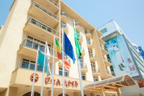 Fachada de la propiedad por la tarde o noche