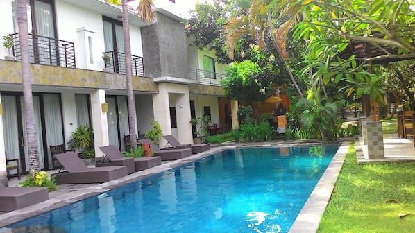 Outdoor pool, pool loungers
