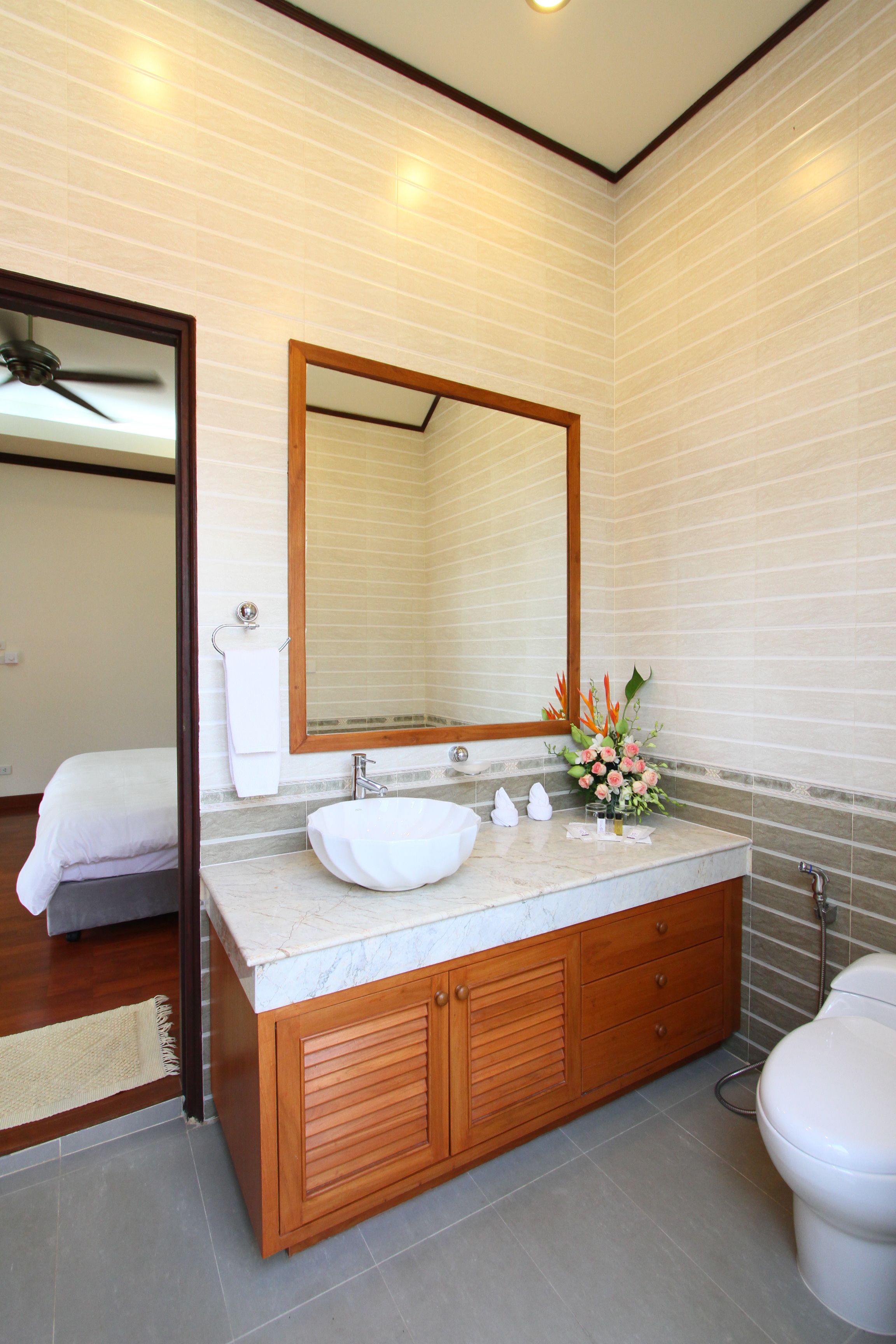 combined shower/bathtub, free toiletries, hair dryer, bathrobes