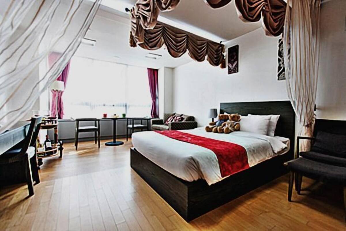 Premium bedding, down duvets, pillow-top beds, desk