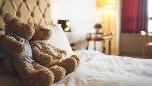 A teddy bear on a bed in a hotel room. - Hotel Hu (Incheon)