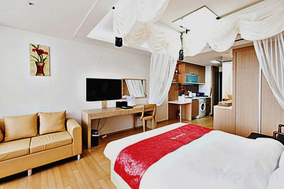 Premium bedding, down comforters, pillowtop beds, desk