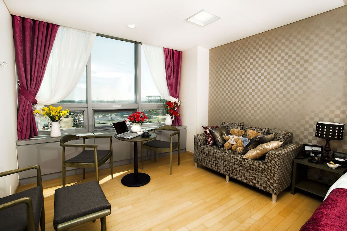 42-inch lcd tv with digital channels, tv, first-run films