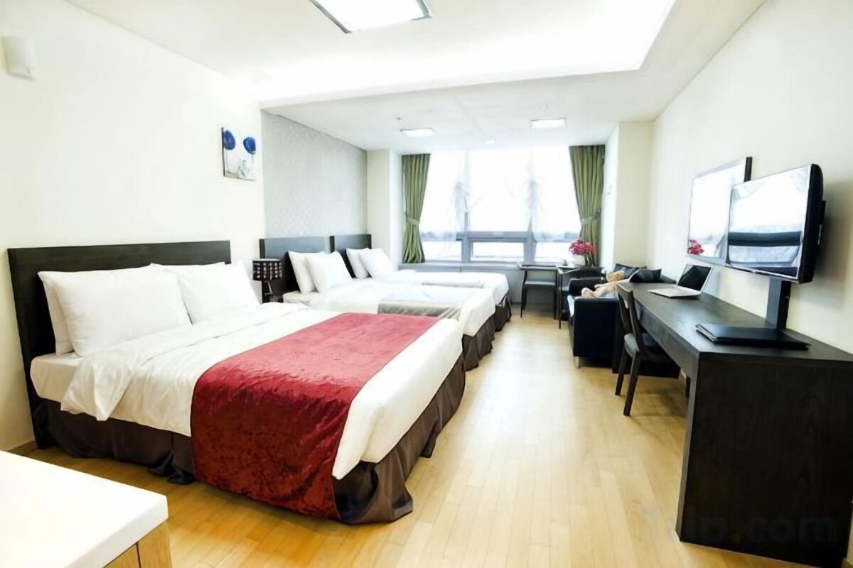 Premium bedding, down comforters, pillowtop beds, desk