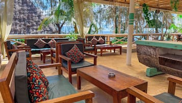 4 bares, bar junto a la piscina