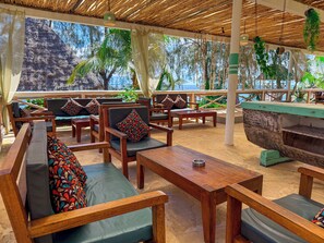 4 bars/lounges, poolside bar - Paradise Beach Resort (Uroa)