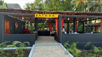 3 restaurants servant le petit déjeuner, le déjeuner et le dîner