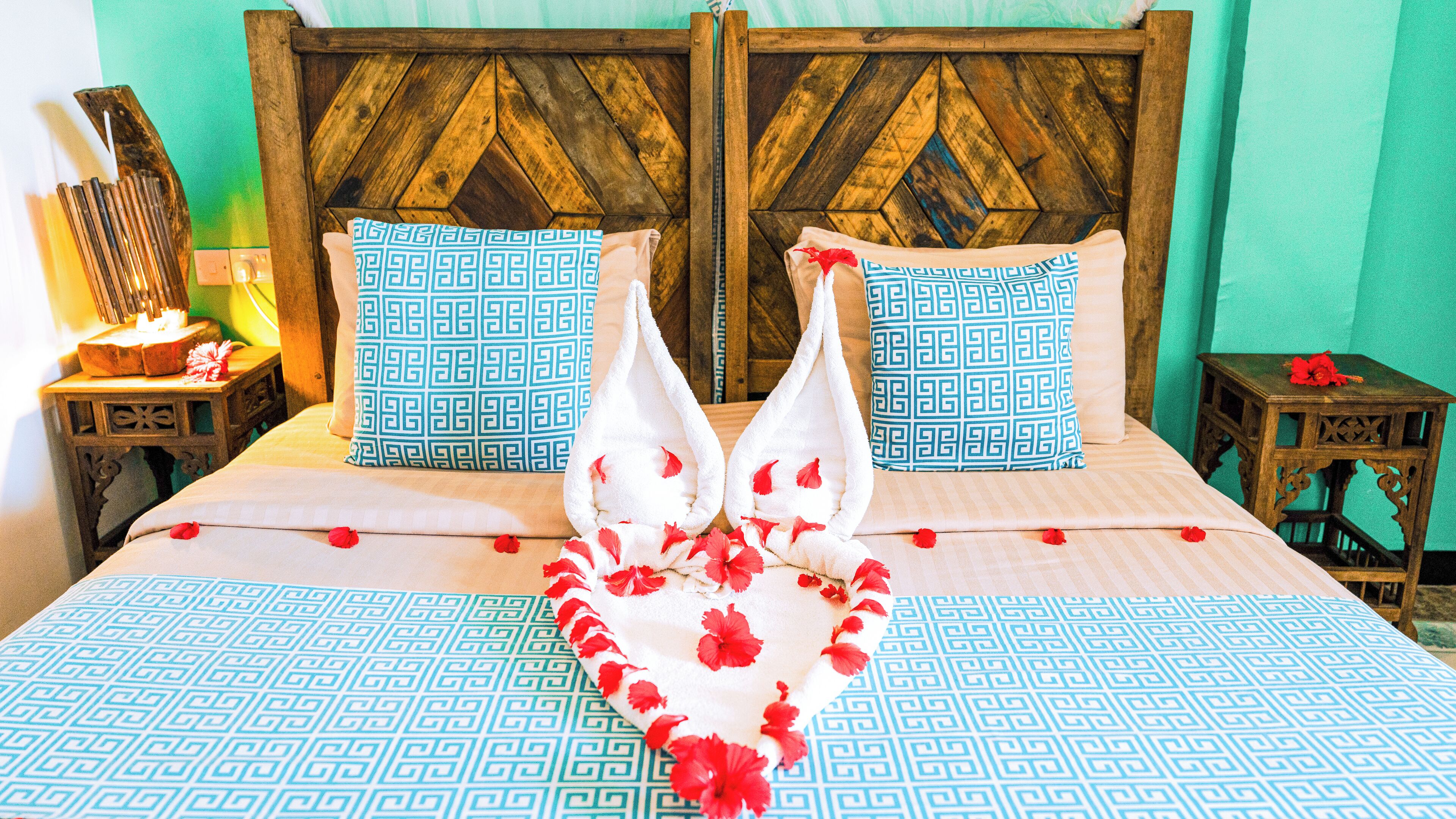 Standardrum | Duntäcken, memory foam-madrasser och värdeförvaringsskåp på rummet