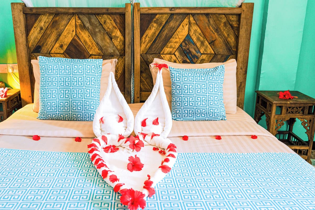 Standardrum | Duntäcken, memory foam-madrasser och värdeförvaringsskåp på rummet