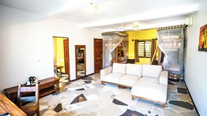 Familjerum | Vardagsrum | Ett bordtennisbord och böcker