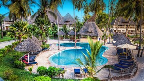 Outdoor pool, pool umbrellas, sun loungers - Paradise Beach Resort (Uroa)