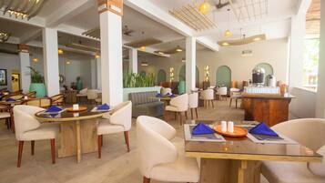 Ein geräumiges Restaurant mit hohen Decken, moderner Einrichtung und verschiedenen Sitzgelegenheiten.