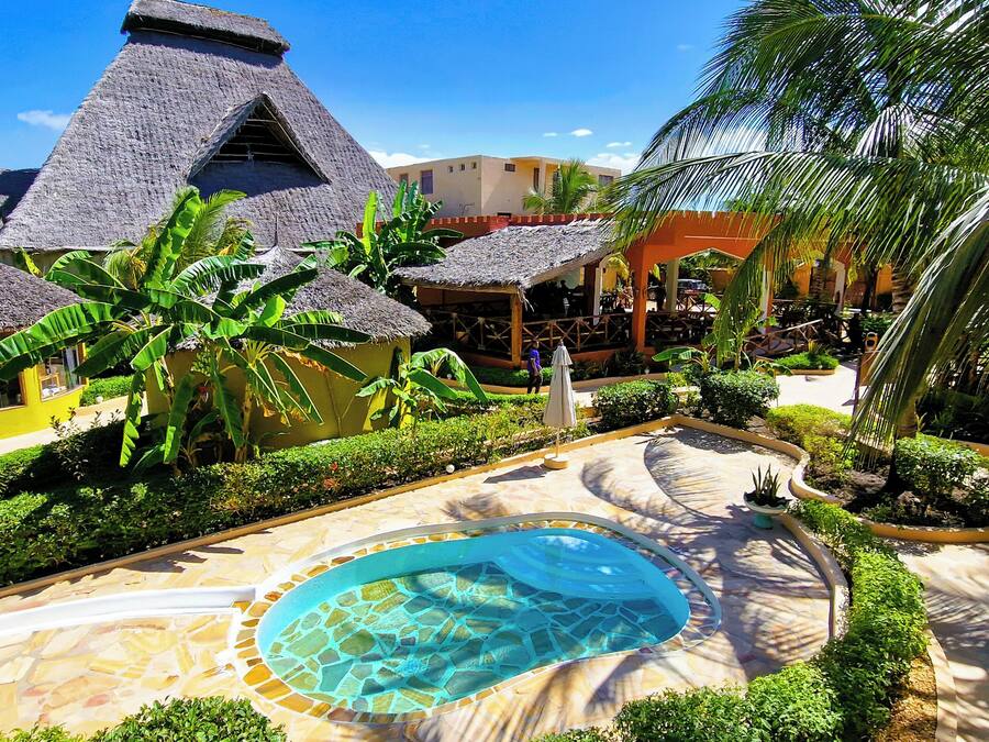 Hồ bơi ngoài trời, dù/ô trên bãi biển/hồ bơi, ghế dài tắm nắng