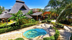 Outdoor pool, pool umbrellas, sun loungers - Paradise Beach Resort (Uroa)