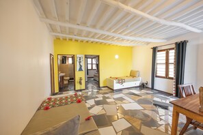 Lyxrum | Vardagsrum | Ett bordtennisbord och böcker