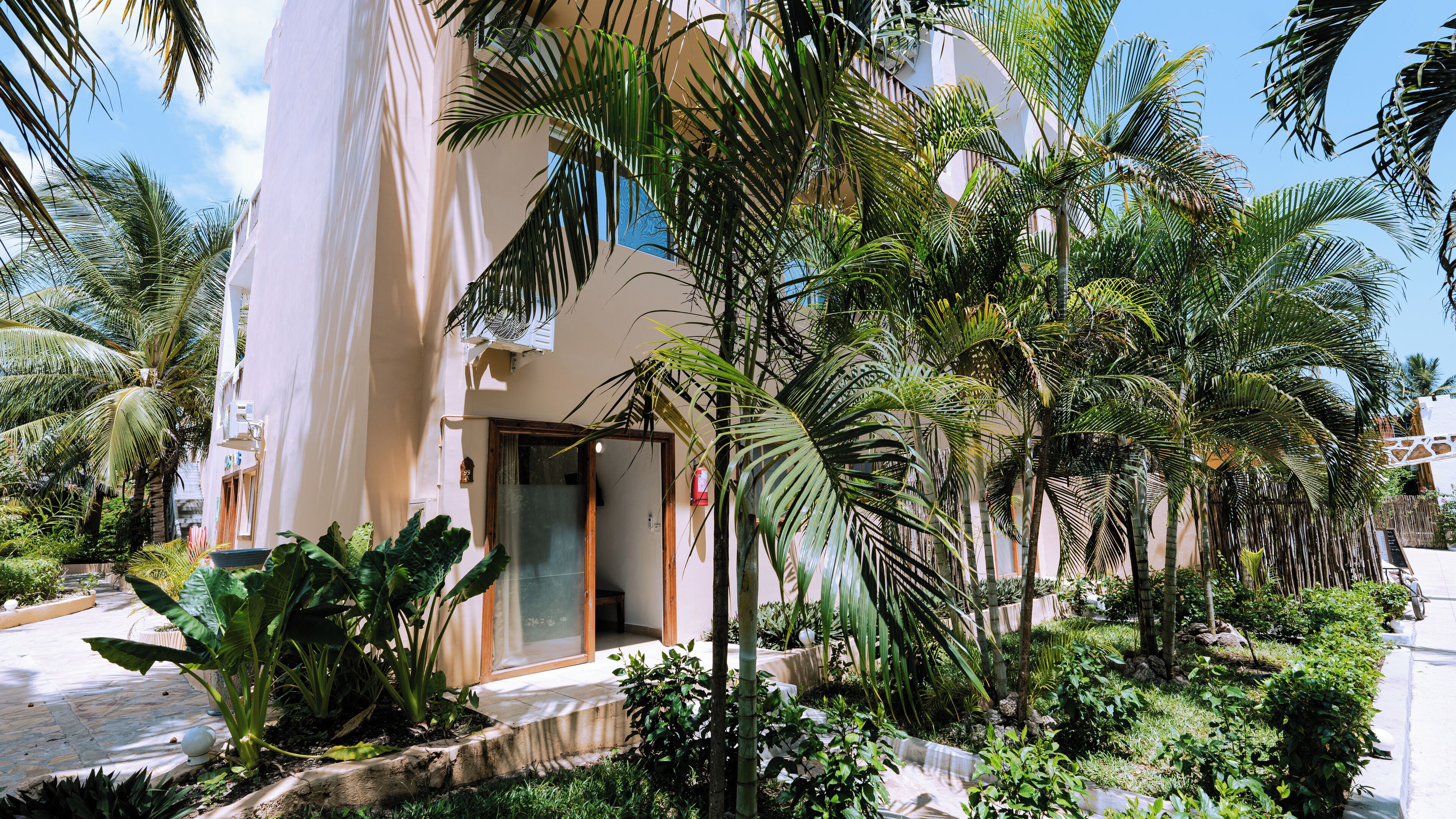 Familjerum | Duntäcken, memory foam-madrasser och värdeförvaringsskåp på rummet