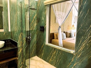 Dusch, gratis toalettartiklar, hårtork och handdukar