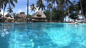 Piscine extérieure, parasols de plage, chaises longues