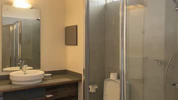 Superior Room | Bathroom | Shower, rainfall showerhead, free toiletries, hair dryer