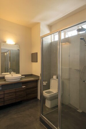 Superior Room | Bathroom | Shower, rainfall showerhead, free toiletries, hair dryer