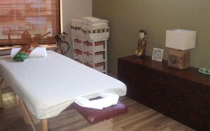 Couples treatment rooms, aromatherapy, hot stone massages