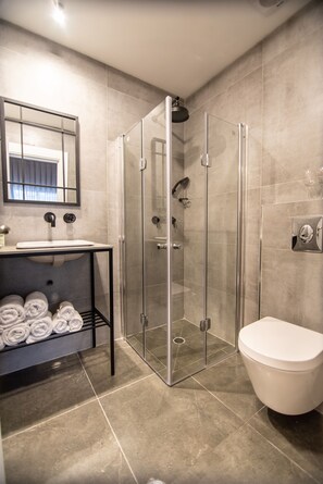 Bathroom shower - 27 Montefiore TLV (Tel Aviv)